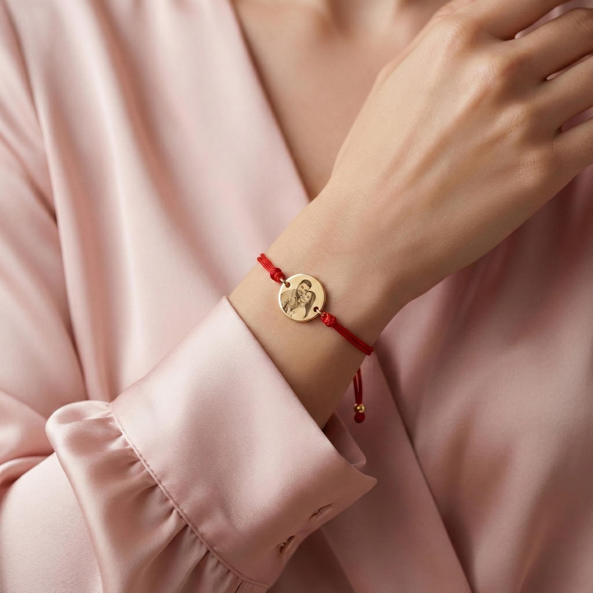 Femeie zâmbitoare primind un cadou personalizat Cadolia pentru 1 și 8 Martie